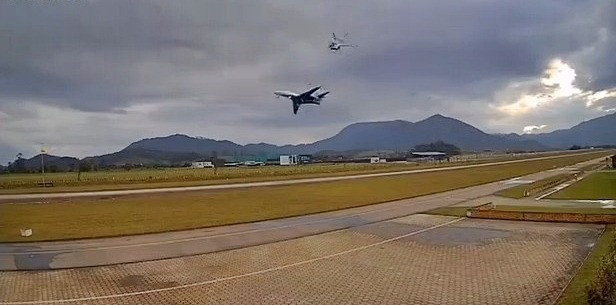 Hình ảnh khác cho thấy khoảng cách thực tế giữa hai máy bay lớn hơn nhiều so với hình ảnh trong video đầu tiên. Ảnh: Chụp màn hình. Hình ảnh khác cho thấy khoảng cách thực tế giữa hai máy bay lớn hơn nhiều so với hình ảnh trong video đầu tiên. Ảnh: Chụp màn hình.