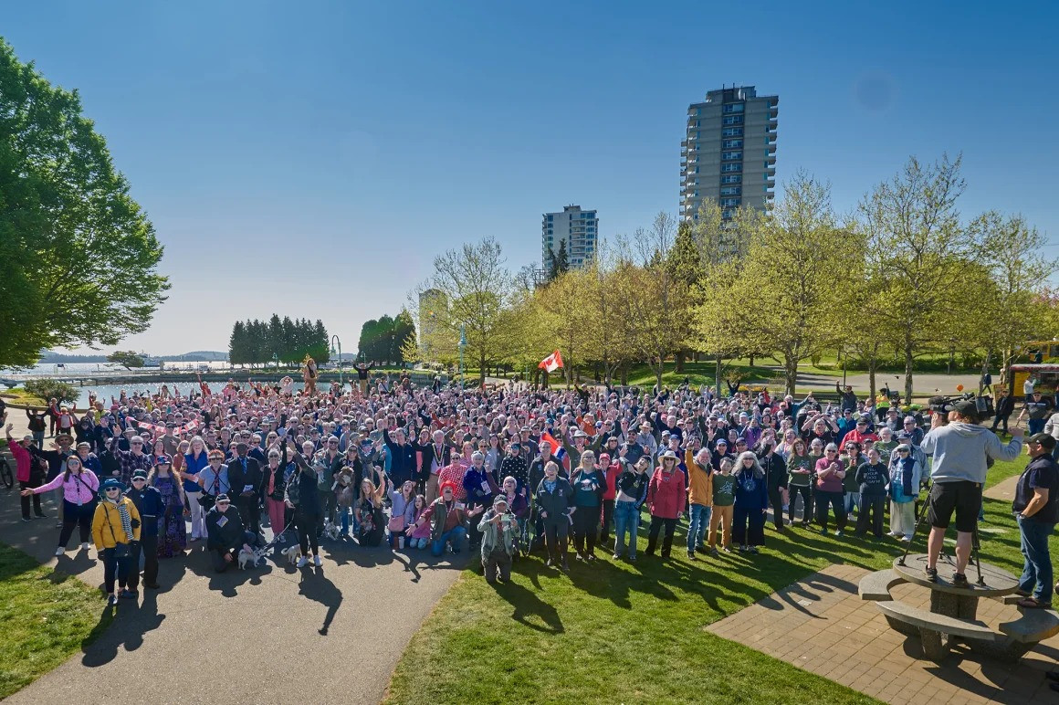 Vào tháng 4, người Mỹ và Canada đã tạo dáng chụp ảnh để thể hiện sự ủng hộ lẫn nhau tại thị trấn Nanaimo trên đảo Vancouver để đáp lại lời mời dùng TikTok.