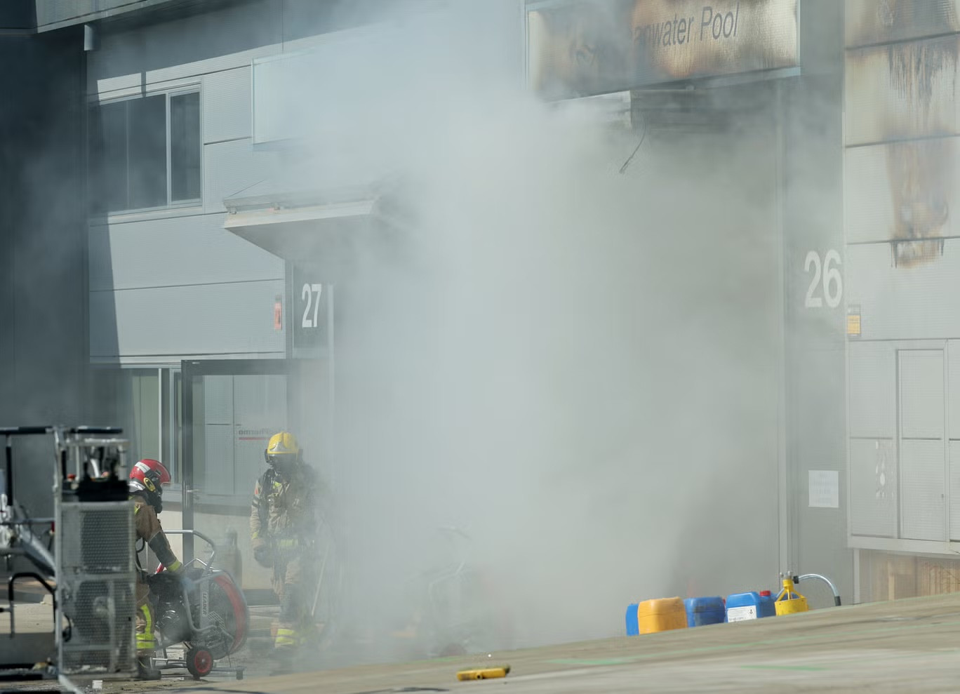 Lính cứu hỏa làm việc tại hiện trường một tòa nhà lưu trữ sản phẩm vệ sinh hồ bơi bị cháy, ở thành phố ven biển Vilanova i la Geltru, phía nam Barcelona vào ngày 10/5.