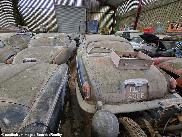 Một bãi chôn lấp xe máy chứa đầy xe Rolls Royce, Jaguar và Porsche đã được tìm thấy đang héo úa trong một nhà kho ở xứ Wales.