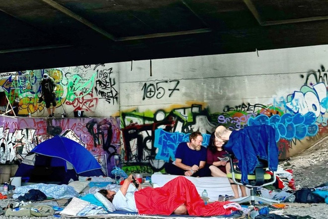 Khách du lịch tham quan "nơi ở" của những người vô gia cư. Ảnh: Pragulic. Khách du lịch tham quan "nơi ở" của những người vô gia cư. Ảnh: Pragulic.