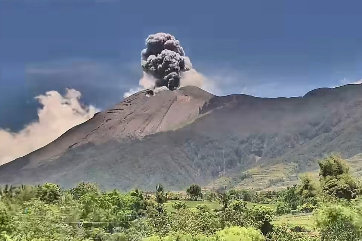 Hình ảnh được lấy từ đoạn video quay vào ngày 14/4 và được Viện Núi lửa và Địa chấn học Philippines (PHIVOLCS) phát hành vào ngày 16/4 cho thấy núi lửa Kanlaon phun tro lên không trung, nhìn từ trạm Phivolcs của Thành phố Canlaon (Viện Núi lửa và Địa chấn học Philippines). Ảnh: AOL.com Hình ảnh được lấy từ đoạn video quay vào ngày 14/4 và được Viện Núi lửa và Địa chấn học Philippines (PHIVOLCS) phát hành vào ngày 16/4 cho thấy núi lửa Kanlaon phun tro lên không trung, nhìn từ trạm Phivolcs của Thành phố Canlaon (Viện Núi lửa và Địa chấn học Philippines). Ảnh: AOL.com