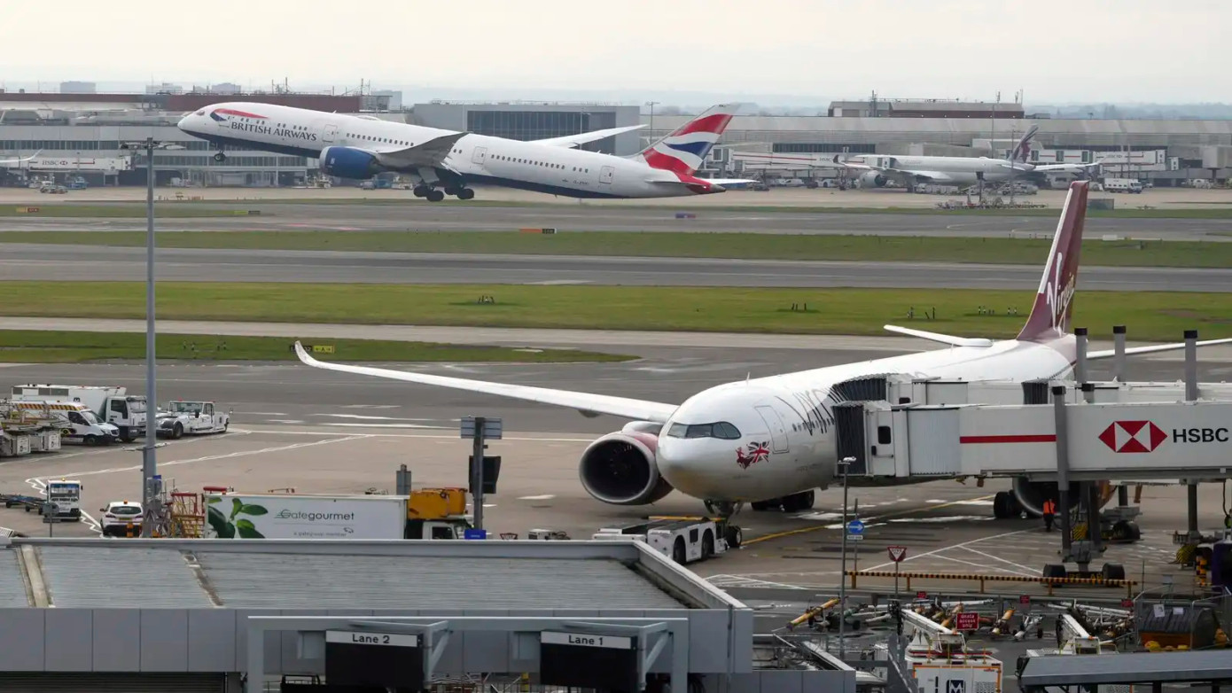 Một chiếc máy bay của British Airways cất cánh tại sân bay Heathrow. Ảnh: ET.