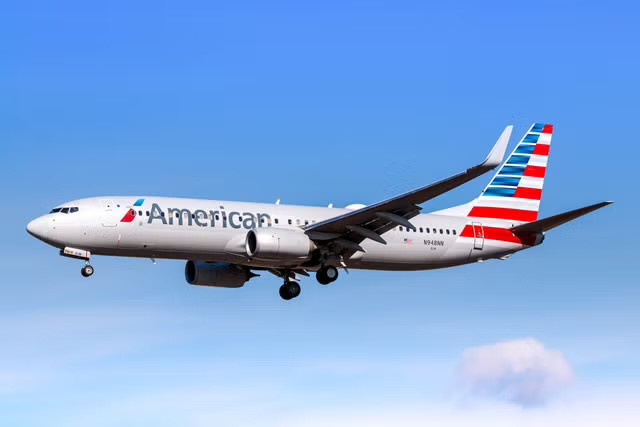 Hành khách nam gây rối tìm cách xông vào buồng lái trên chuyến bay của Hãng hàng không American Airlines.