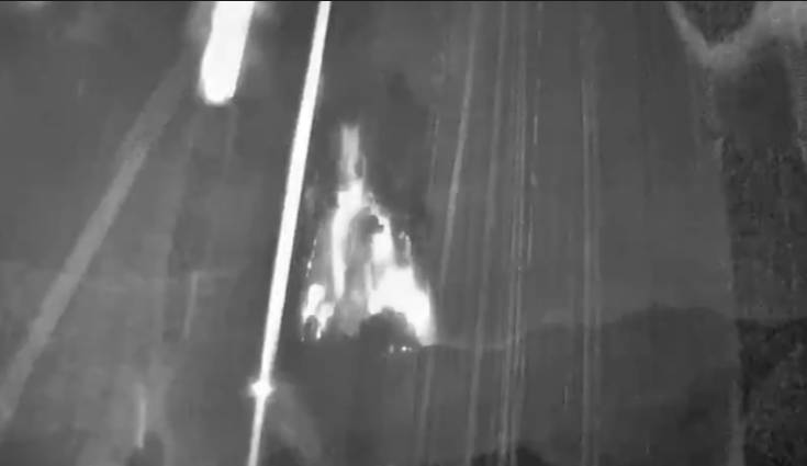 Núi lửa Kanlaon bất ngờ phun trào, tạo nên cột tro bụi cao 4,5 km và các mảnh vụn bay tứ phía. Ảnh: Chụp màn hình. Núi lửa Kanlaon bất ngờ phun trào, tạo nên cột tro bụi cao 4,5 km và các mảnh vụn bay tứ phía. Ảnh: Chụp màn hình.