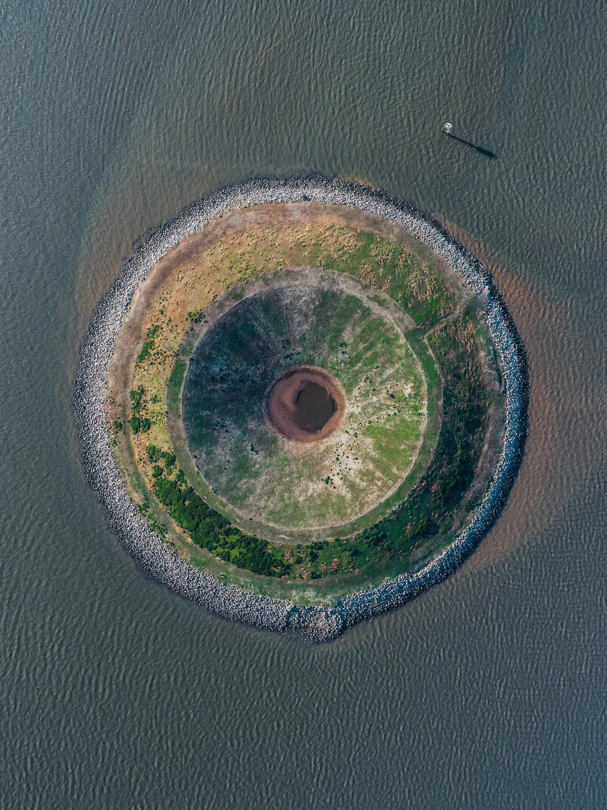 Một hòn đảo nhân tạo đã bị con người bỏ hoang trong 50 năm. Một hòn đảo nhân tạo đã bị con người bỏ hoang trong 50 năm.