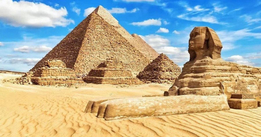 Kim tự tháp Giza vĩ đại là một trong bảy kỳ quan của thế giới cổ đại và thu hút hàng triệu khách du lịch mỗi năm. Ảnh: Tiên Phong Travel.