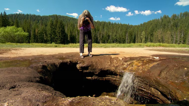 Terry McDermott chụp ảnh tại hố ở Hồ Lost. Ảnh: Oregon Public Broadcasting. Terry McDermott chụp ảnh tại hố ở Hồ Lost. Ảnh: Oregon Public Broadcasting.
