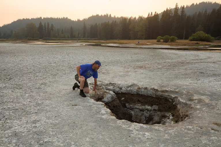 Hồ Lost khi bị rút hết nước. Ảnh: Brent McGregor. Hồ Lost khi bị rút hết nước. Ảnh: Brent McGregor.