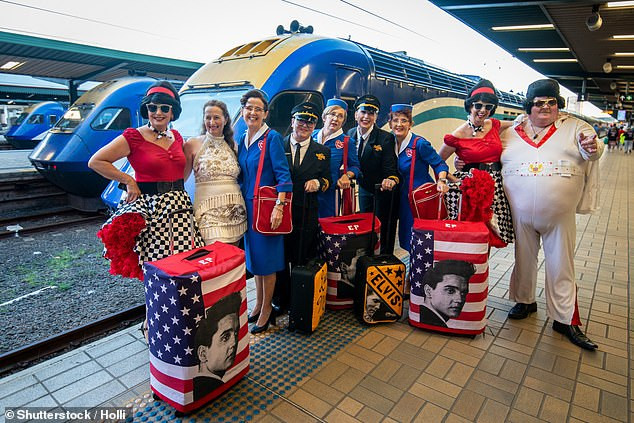 Lễ hội Elvis Festival diễn ra vào mỗi mùa hè tại thị trấn nhỏ Parkes của Úc, thu hút lượng lớn người hâm mộ từ khắp nơi trên đất nước đến tham dự.