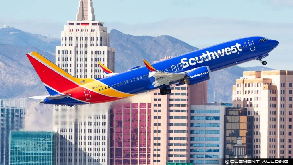 Một hành khách đã khởi kiện Southwest Airlines, yêu cầu bồi thường 200.000 USD (khoảng hơn 5,2 tỷ đồng) sau khi bị trượt ngã do viên đá lạnh rơi trên sàn trong chuyến bay. Ảnh: Clément Alloing.