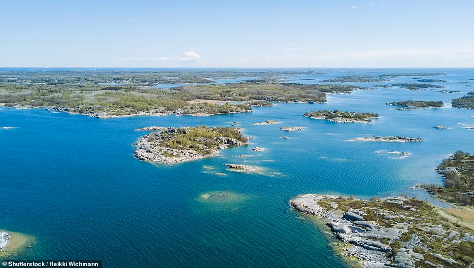 Vùng quần đảo Åland, với 6.700 hòn đảo (trong đó chỉ khoảng 60 đảo có người sinh sống), là một thiên đường biển thực thụ. Theo Visit Åland, đây là nơi lý tưởng để tận hưởng cuộc sống ngoài trời, hít thở không khí biển tươi mát và tham gia vô số hoạt động hấp dẫn. Vùng quần đảo Åland, với 6.700 hòn đảo (trong đó chỉ khoảng 60 đảo có người sinh sống), là một thiên đường biển thực thụ. Theo Visit Åland, đây là nơi lý tưởng để tận hưởng cuộc sống ngoài trời, hít thở không khí biển tươi mát và tham gia vô số hoạt động hấp dẫn.