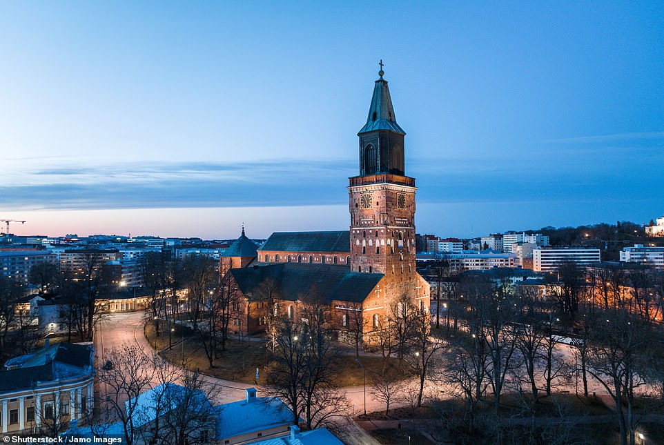 Hình ảnh tuyệt đẹp này là Nhà thờ Turku, ở Turku, thủ đô và thành phố lâu đời nhất của Phần Lan. Được xây dựng vào những năm 1200, nhà thờ được coi là di tích lịch sử có giá trị nhất của Phần Lan, theo Visit Turku. Hình ảnh tuyệt đẹp này là Nhà thờ Turku, ở Turku, thủ đô và thành phố lâu đời nhất của Phần Lan. Được xây dựng vào những năm 1200, nhà thờ được coi là di tích lịch sử có giá trị nhất của Phần Lan, theo Visit Turku.