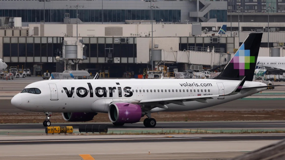 Một hành khách có hành vi gây nguy hiểm cho phi hành đoàn trên máy bay của hãng hàng không Volaris. Một hành khách có hành vi gây nguy hiểm cho phi hành đoàn trên máy bay của hãng hàng không Volaris.
