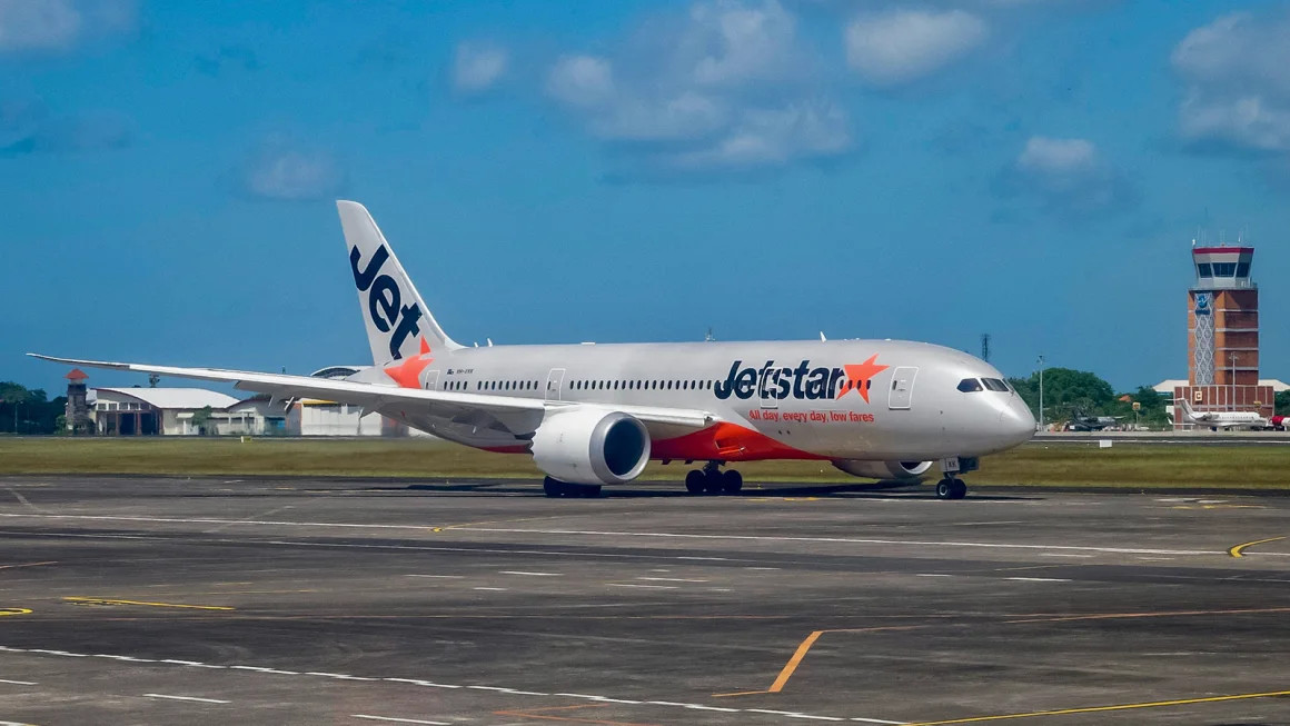 Một nữ hành khách trên chuyến bay Jetstar cố gắng mở cửa thoát hiểm, khiến hệ thống cảnh báo kích hoạt.