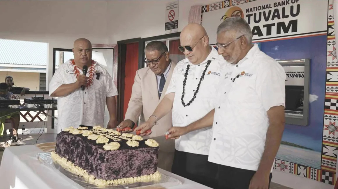 Thủ tướng Feleti Teo (thứ hai từ phải sang) và các chức sắc ăn mừng lễ lắp đặt máy ATM tại Tuvalu.