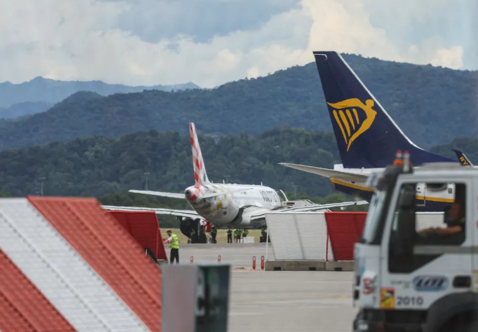 Vụ việc đang được điều tra toàn diện, tập trung vào khả năng nạn nhân có mối liên hệ nào với sân bay hoặc ngành hàng không. Vụ việc đang được điều tra toàn diện, tập trung vào khả năng nạn nhân có mối liên hệ nào với sân bay hoặc ngành hàng không.