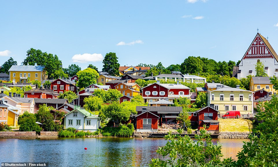 Porvoo là một trong những thị trấn lịch sử nổi tiếng nhất Phần Lan. Theo Lonely Planet, khu phố cổ Porvoo mang vẻ đẹp như bước ra từ truyện cổ Andersen, đặc biệt vào mùa đông khi tuyết phủ trắng xóa. Những con đường lát đá cuội dẫn du khách tới các nhà kho ven sông sơn màu đỏ, từng được trang trí để chào đón một vị vua Thụy Điển vào thế kỷ 18. Porvoo là một trong những thị trấn lịch sử nổi tiếng nhất Phần Lan. Theo Lonely Planet, khu phố cổ Porvoo mang vẻ đẹp như bước ra từ truyện cổ Andersen, đặc biệt vào mùa đông khi tuyết phủ trắng xóa. Những con đường lát đá cuội dẫn du khách tới các nhà kho ven sông sơn màu đỏ, từng được trang trí để chào đón một vị vua Thụy Điển vào thế kỷ 18.