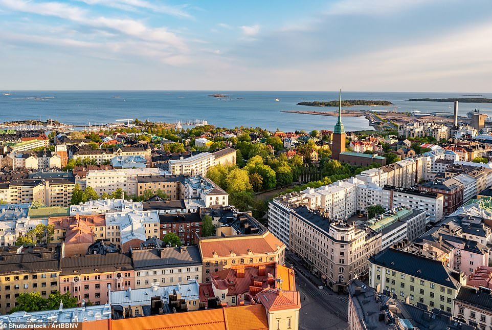 Thủ đô Helsinki nằm bên bờ vịnh Phần Lan, là sự kết hợp hoàn hảo giữa nhịp sống đô thị và thiên nhiên ven biển. Theo Visit Finland, thành phố này nổi tiếng với kiến trúc đẳng cấp thế giới, mang đến trải nghiệm độc đáo cho du khách yêu thích nghệ thuật và thiết kế. Thủ đô Helsinki nằm bên bờ vịnh Phần Lan, là sự kết hợp hoàn hảo giữa nhịp sống đô thị và thiên nhiên ven biển. Theo Visit Finland, thành phố này nổi tiếng với kiến trúc đẳng cấp thế giới, mang đến trải nghiệm độc đáo cho du khách yêu thích nghệ thuật và thiết kế.