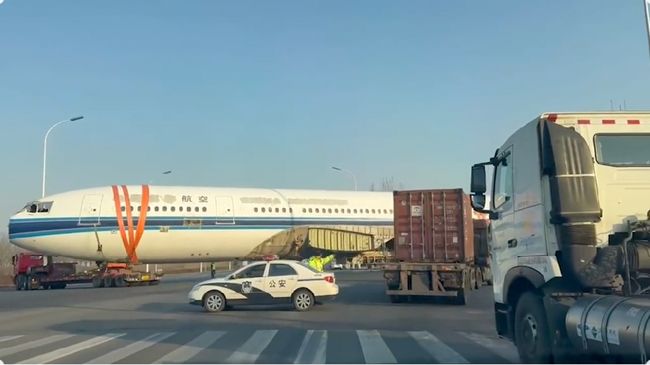 Chiếc máy bay khổng lồ đã được di chuyển thành công mà không gây ra sự cố đáng tiếc nào. Ảnh: Chụp màn hình.