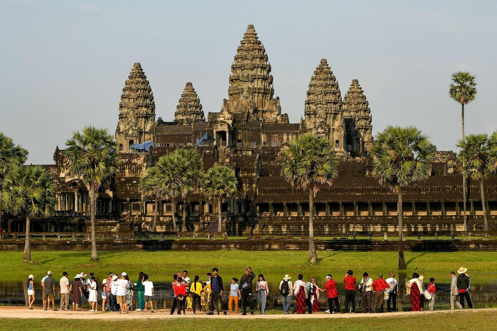 Khách du lịch tham quan quần thể đền Angkor Wat.