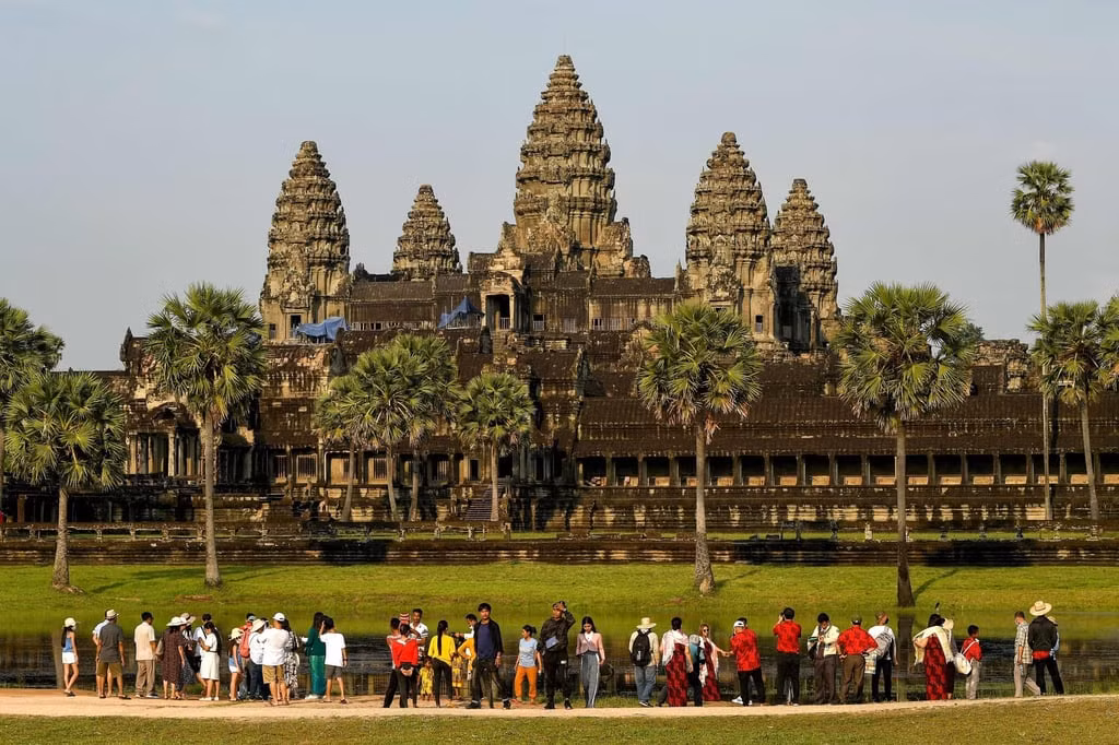 Khách du lịch tham quan quần thể đền Angkor Wat.