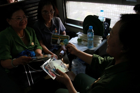 Nhiều cựu TNXP mang ảnh tư liệu ra xem lại để nhớ về một thời máu lửa. Ảnh: Trường Phong