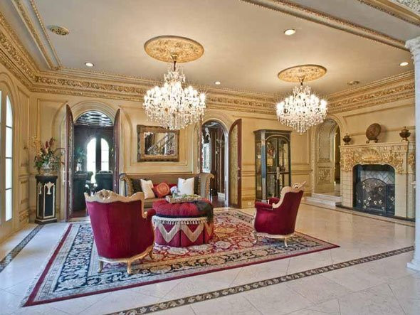 Với những căn phòng được trang hoàng lộng lẫy và sa hoa như một cung điện