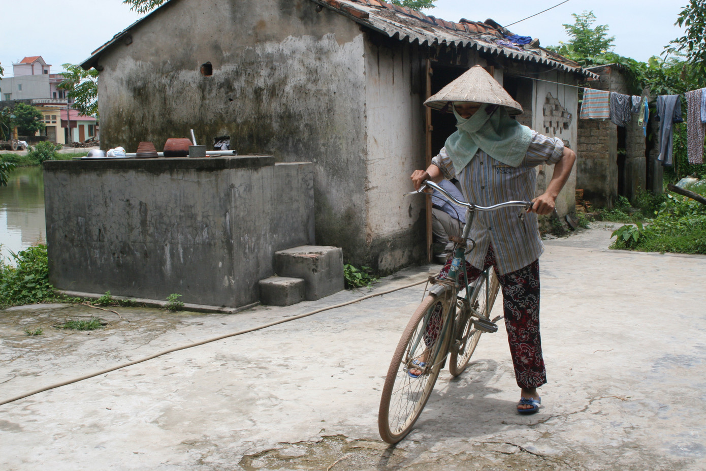 Người mẹ - lao động chính trong gia đình Khánh - lại lao vội ra đồng sau bữa cơm trưa đạm bạc. . Ảnh: Minh Đức Người mẹ - lao động chính trong gia đình Khánh - lại lao vội ra đồng sau bữa cơm trưa đạm bạc.