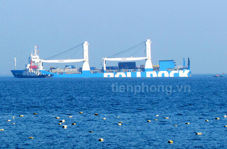 Lúc 7h50, tàu Rolldock vẫn đang tiếp tục chìm xuống