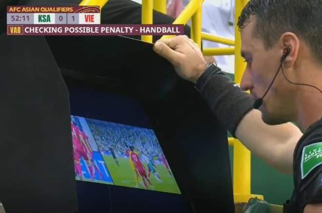 Trọng tài xem xét rất kỹ tình huống bóng chạm tay Duy Mạnh trước khi đảo ngược quyết định không thổi phạt trước đó