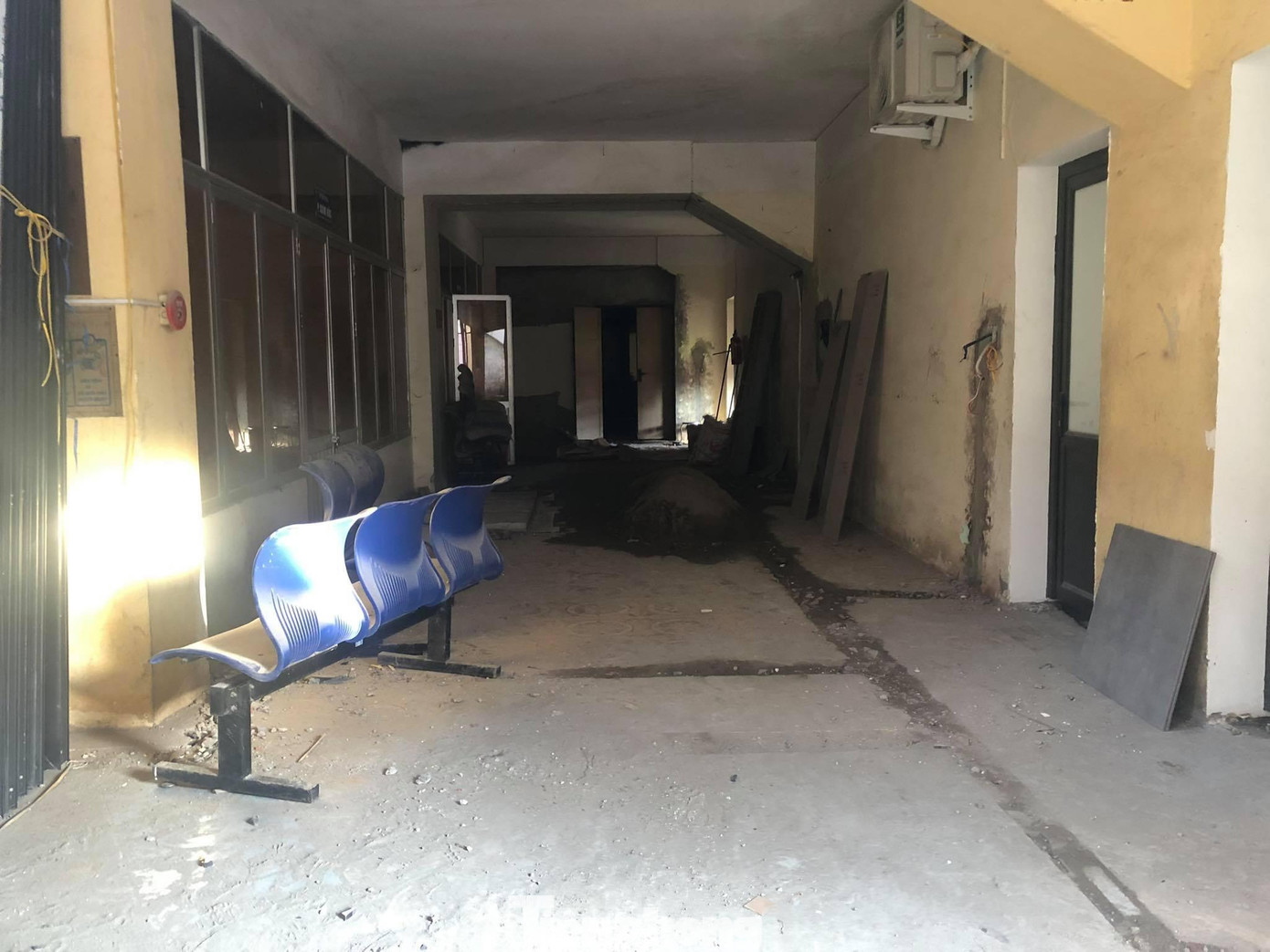 Khu vực các văn phòng, phòng chức năng bên dưới khán đài sân Lạch Tray ảnh Nguyễn Hoàn