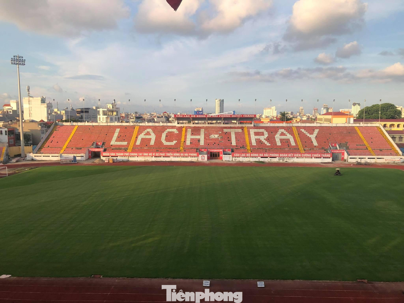 Mặt cỏ sân Lạch Tray mới được đầu tư nâng cấp có chất lượng tốt ảnh Nguyễn Hoàn