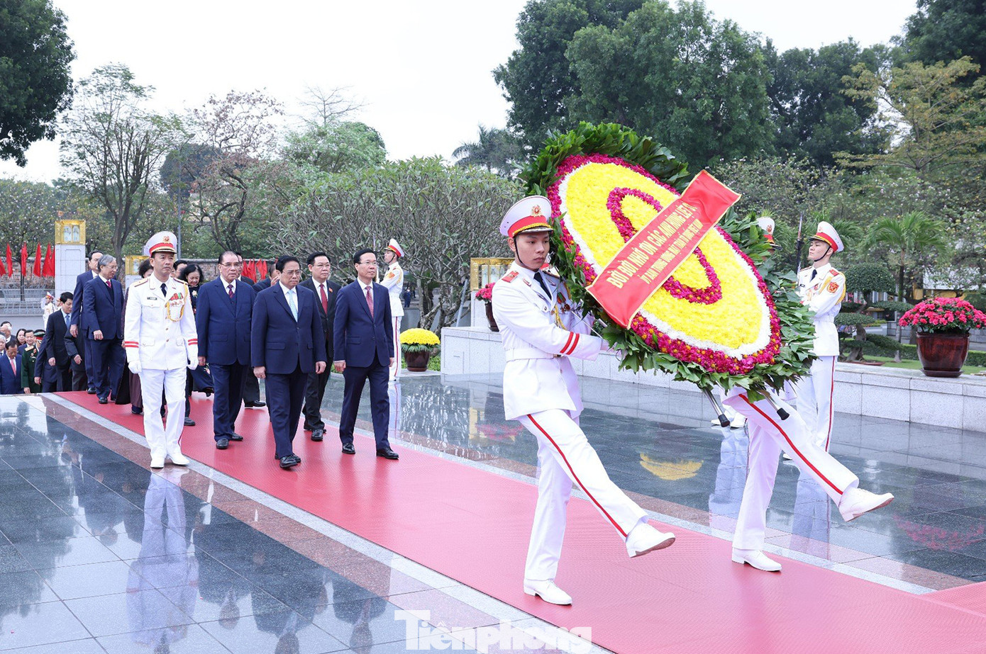 Tiếp đó, đoàn đại biểu đến đặt vòng hoa, tưởng niệm các Anh hùng liệt sĩ tại Đài tưởng niệm các Anh hùng liệt sĩ đường Bắc Sơn, Hà Nội.