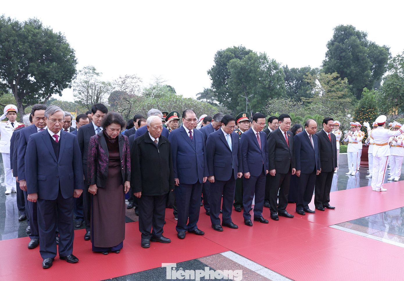 Lãnh đạo, nguyên lãnh đạo Đảng, Nhà nước tưởng niệm các Anh hùng liệt sĩ.
