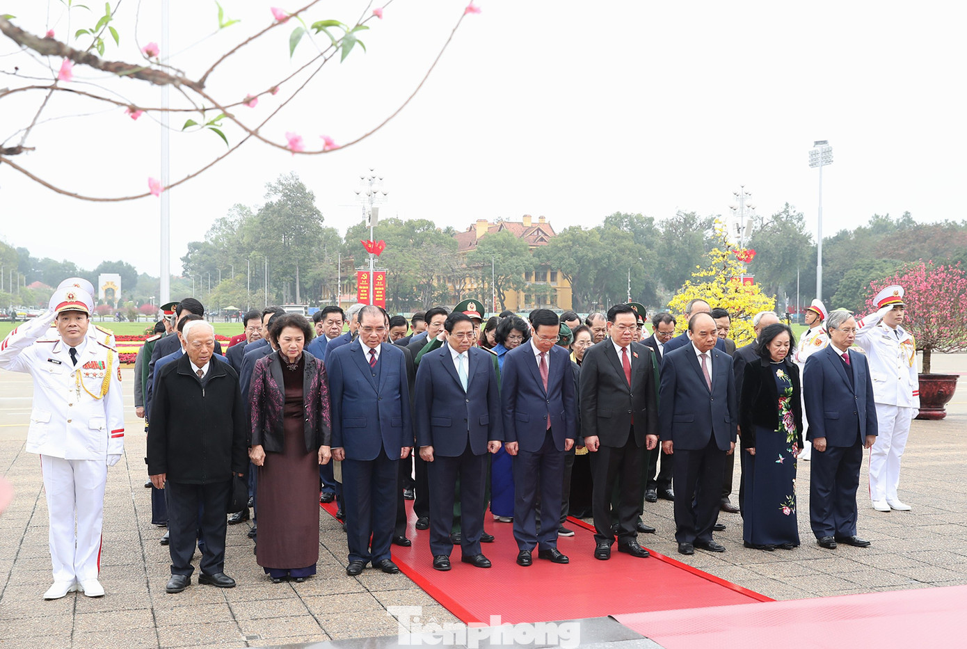 Dự lễ viếng có Chủ tịch nước Võ Văn Thưởng; Thủ tướng Chính phủ Phạm Minh Chính; Chủ tịch Quốc hội Vương Đình Huệ; Thường trực Ban Bí thư, Trưởng Ban Tổ chức Trung ương Trương Thị Mai. Nguyên Tổng Bí thư Nông Đức Mạnh; nguyên Chủ tịch nước Nguyễn Xuân Phúc; các đồng chí nguyên Chủ tịch Quốc hội: Nguyễn Văn An, Nguyễn Sinh Hùng, Nguyễn Thị Kim Ngân...