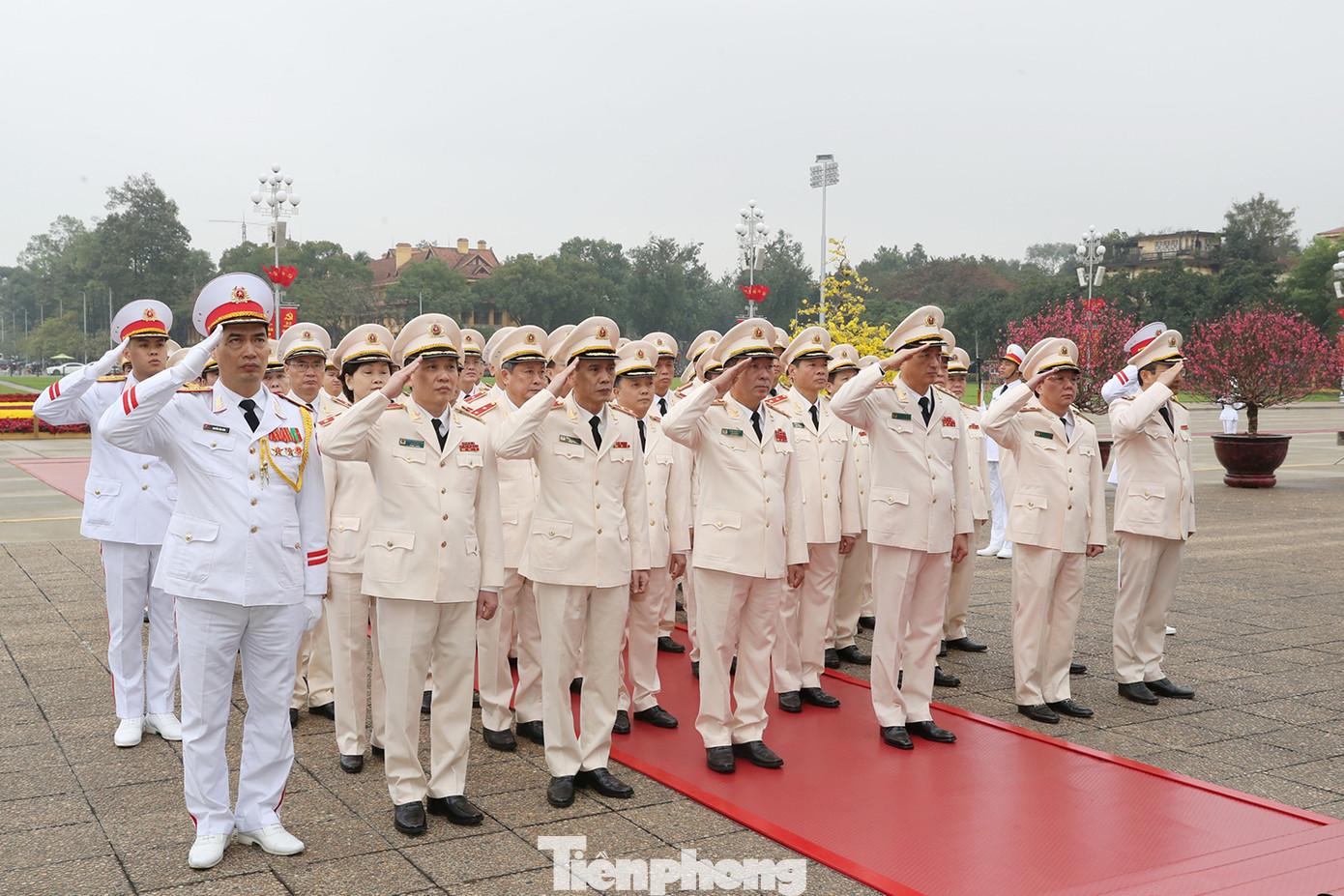 Đoàn đại biểu Đảng ủy Công an Trung ương - Bộ Công an thành kính tưởng nhớ Chủ tịch Hồ Chí Minh.