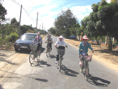  Đường làng có điện đường do dân đóng góp Ảnh: H.K