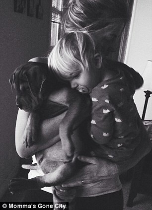 Mẹ Shyba thường ru cả Beau và Theo ngủ 