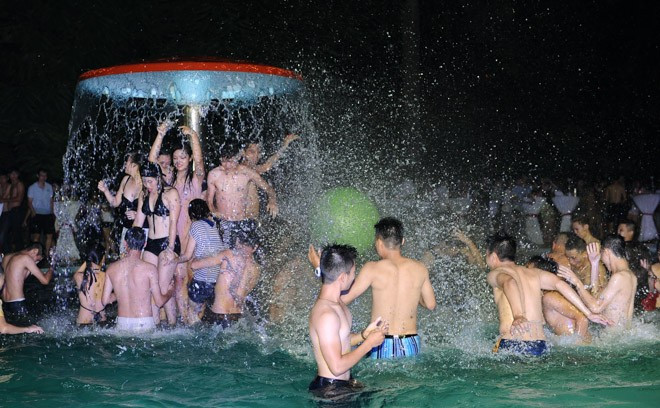 ''Trèo đầu cưỡi cổ'' nhau 