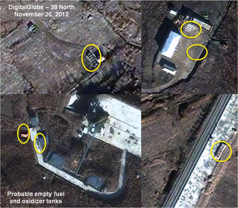 Một bức ảnh khác cũng chụp vào ngày 26 – 11 cho thấy các tòa nhà chứa nhiên liệu của tên lửa đã chứa đầy nhiên liệu và sẵn sàng cung cấp. Nhiên liệu và bể chứa chất oxy hóa được đặt tại bốn địa điểm khác nhau tại trung tâm. Ảnh ngoài cùng bên trái cho thấy một địa điểm chứa nhiên liệu này gần với một bãi đậu xe của các cơ quan truyền thông hồi tháng 4. Ngoài ra, một chiếc xe chở nhiên liệu tới bệ phòng được phủ một lớp ni lông màu dam (ảnh dưới cùng bên trái)