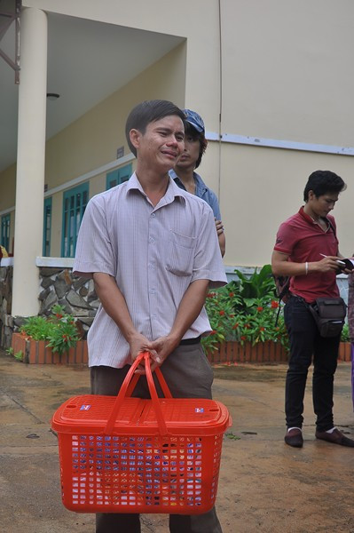 Anh Nguyễn Đình Đạo (chồng chị Nguyễn Thị Nga) vật vã đau đớn trước cái chết của con