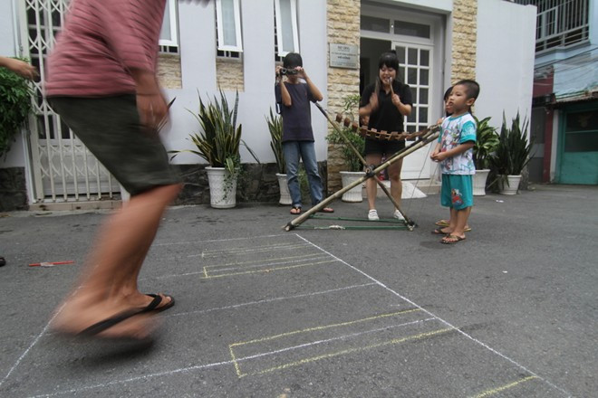 Cứ sau 5h chiều, những đứa trẻ trong cư xá 288 Nam Kỳ Khởi Nghĩa (Q.3) lại rủ nhau đi chơi nhạc cụ, do nhóm Noridan (Hàn Quốc) chế tác