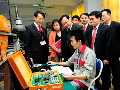 Đ/c Phạm Quang Nghị: Ủy viên Bộ Chính trị - Bí thư Thành uỷ - TP Hà Nội, đ/c: Nguyễn Huy Tưởng - Phó Chủ tịch UBND TP Hà Nội cùng lãnh đạo Nhà trường thăm phòng học phay CNC khoa Cơ khí và phòng học PLC khoa Điện tử