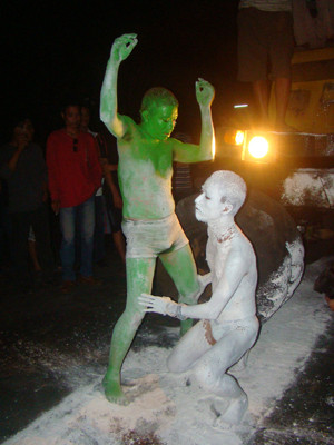 Lê Nguyên Mạnh (phải) trong tác phẩm 