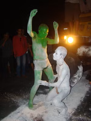 Lê Nguyên Mạnh (phải) trong tác phẩm 