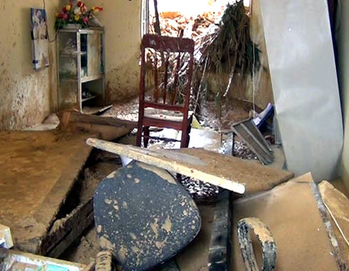 Lở núi khiến bùn đất tràn vào vùi lấp 3 cơ quan nhà nước ở huyện vùng cao Sơn Tây