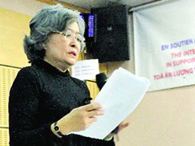 Bà Tố Nga đọc chứng thư tại Tòa án công luận Quốc tế (Pháp-2009). ảnh: Daniel Frydman. Bà Tố Nga đọc chứng thư tại Tòa án công luận Quốc tế (Pháp-2009). ảnh: Daniel Frydman