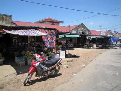 Dù ở vùng nông thôn, nhưng phí thuê lô tại chợ Nọ lại cao hơn nhiều lần so với chợ thành phố. Ảnh: Ngọc Văn