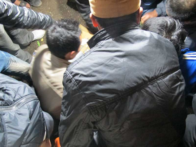 Đám cờ bạc ngay giữa chợ Viềng